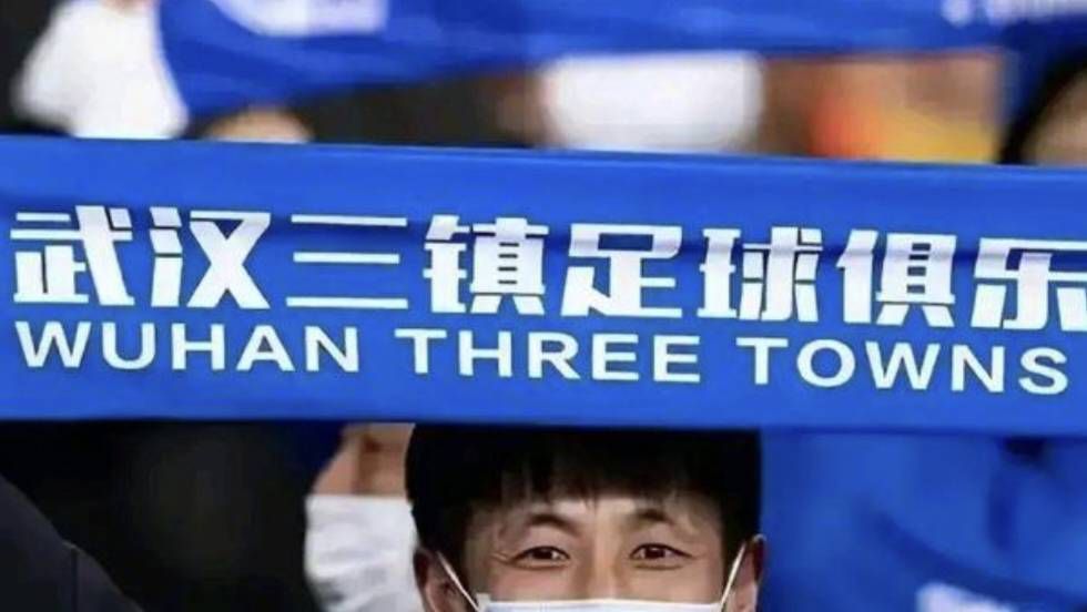 外国趴着打光屁股打红的网站
